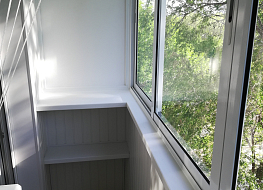 Монтаж алюминиевой рамы и обшивка балкона. 